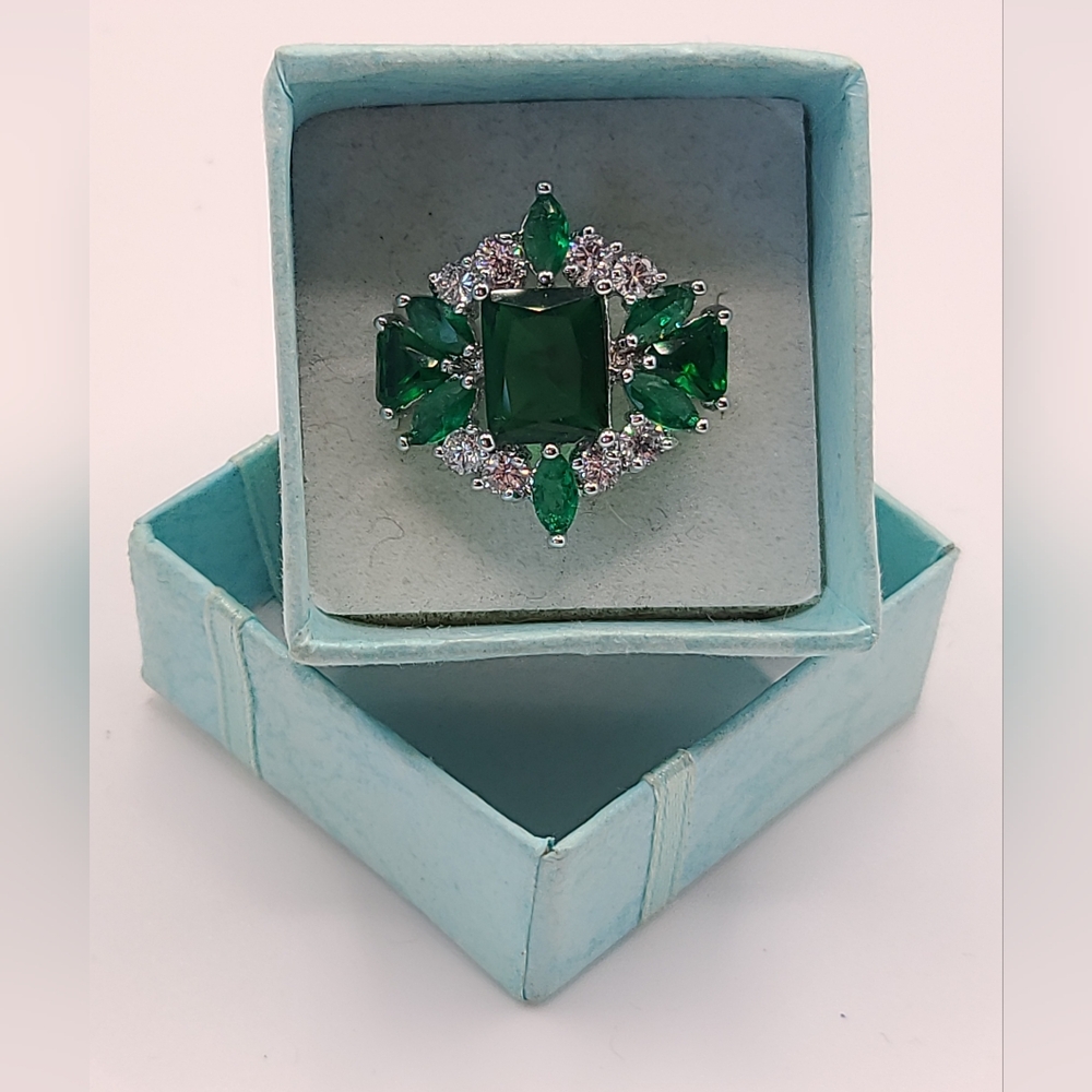 Elegant Emerald Green Sterling  Silver Ring - Picture 8 of 10